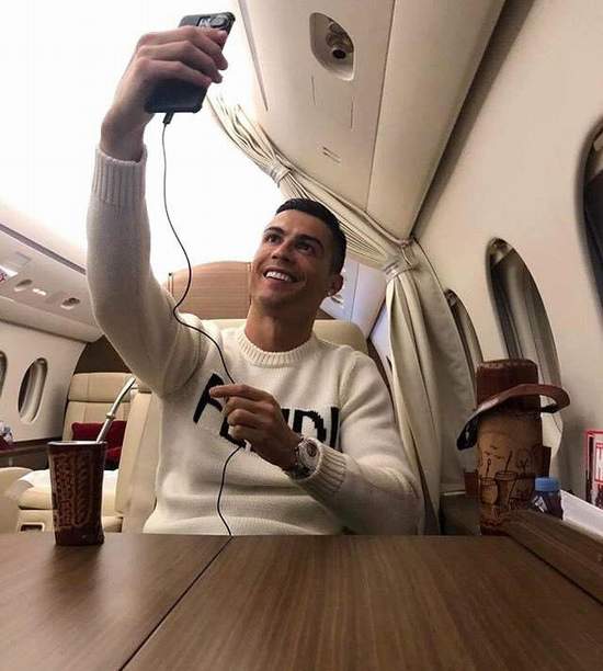 RONALDO’NUN UÇAKTAKİ PAYLAŞIMI TEPKİ ÇEKTİ!