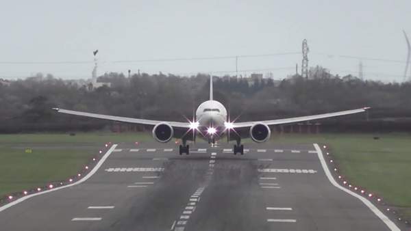 İNGİTERE’DE SERT RÜZGARLA UÇAKLARIN DANSI (VİDEOLU)