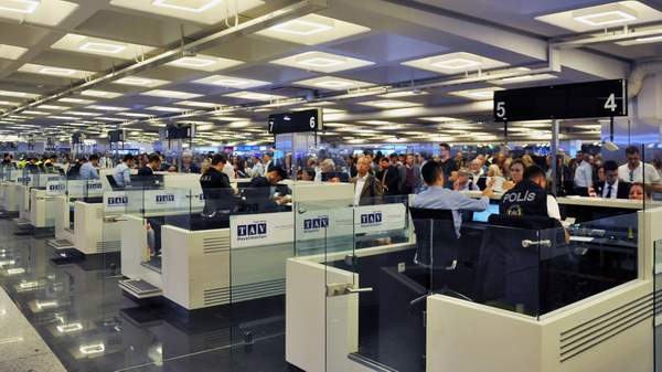 ATATÜRK HAVALİMANI’NDA 8 POLİS GÖREVDEN UZAKLAŞTIRILDI!