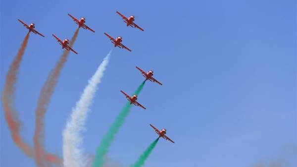 HİNDİSTAN’DA GÖSTERİ UÇAKLARI ÇARPIŞTI!(VİDEOLU)