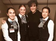 ÜNLÜ SANATÇIDAN HOSTESLERE TEŞEKKÜR
