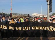 ÇEVRECİLER HEATHROW HAVALİMANI’NDA EYLEM YAPTI
