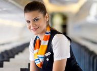 HOSTES ANONSUYLA ÖNCE ŞAŞIRTTI, SONRA GÜLDÜRDÜ