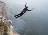 3 BİN METREDEN YERE ÇAKILDI!