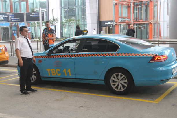 TAKSİCİLERDEN UBER TALEBİ : ” TAMAMEN YOK EDİLSİN”