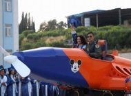 MEZUNİYET TÖRENİNE KENDİ ÜRETTİKLERİ UÇAKLA GELDİLER