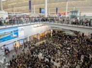 HONG KONG’DA PROTESTOLAR HAVALİMANINA SIÇRADI