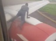 KALKIŞA HAZIRLANAN UÇAĞA KANATTAN GİRMEK İSTEDİ(VİDEOLU)