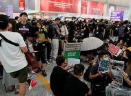 PROTESTOCULAR HAVALİMANINA GİRDİ:UÇUŞLAR İPTAL