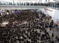 HONG KONG HAVALİMANI GÖSTERİLER NEDENİYLE KAPATILDI!