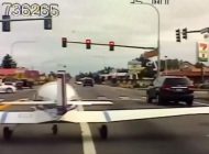 ABD’DE ARIZALANAN UÇAK YOLA ACİL İNİŞ YAPTI