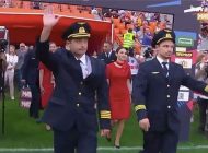 KAHRAMAN EKİP SAHADA ÇILGINCA ALKIŞLANDI(VİDEOLU)