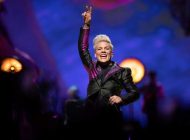 ÜNLÜ POPÇUNUN JETİ İNİŞTE ALEV ALDI!