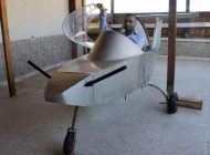 EVİNİN BALKONUNDA KENDİ UÇAĞINI YAPIYOR!