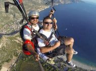 DENİZE DÜŞEN YAMAÇ PARAŞÜTÜ PİLOTU TOPRAĞA VERİLDİ