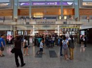 KARISINI UĞURLAMAK İÇİN BİLET ALAN ROMANTİK EŞE HAPİS ŞOKU!