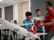 THY ÇOCUKLARA SİMÜLATÖRLERLE UÇUŞ DENEYİMİ YAŞATIYOR!