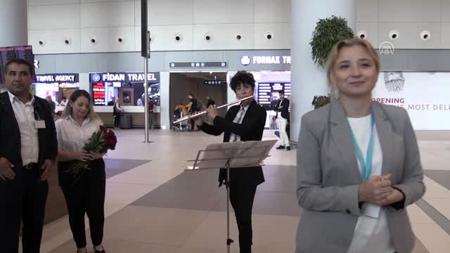 İSTANBUL HAVALİMANI’NDA YOLCULARA JEST!