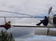 ÇİFT KİŞİLİK UÇAK TELEFERİK TELLERİNE ASILI KALDI