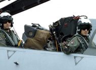 UÇUŞ SIRASINDA SELFİE ÇEKİP, BIYIK TARIYORLAR