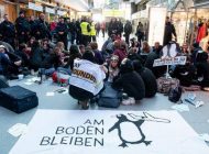 TEGEL HAVALİMANI’NDA İKLİM PROTESTOSU