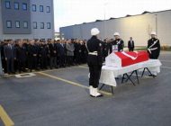 VEFAT EDEN POLİS MEMURUNA İSTANBUL HAVALİMANI’NDA TÖREN