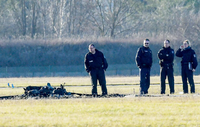 ALMANYA’DA UÇAK DÜŞTÜ: 2 KİŞİ ÖLDÜ