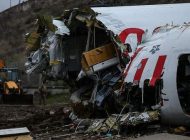 PİSTTEN ÇIKAN UÇAK PARÇALARA AYRILARAK KALDIRILACAK