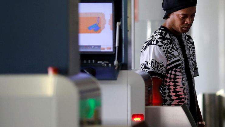 RONALDİNHO SAHTE PASAPORT NEDENİYLE GÖZALTINA ALINDI!