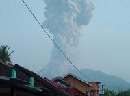 MERAPİ YANARDAĞI PATLADI ! UÇUŞLAR ASKIYA ALINDI