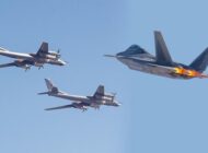 ABD JETLERİ RUS SAVAŞ UÇAĞININ ÖNÜNÜ KESTİ!