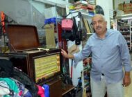 25 YILDIR UÇAKTA UNUTULAN EŞYALARI SATIYOR