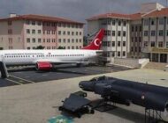 BAHÇESİNDE 2 UÇAK BULUNAN OKUL ŞİMDİ HELİKOPTER BEKLİYOR