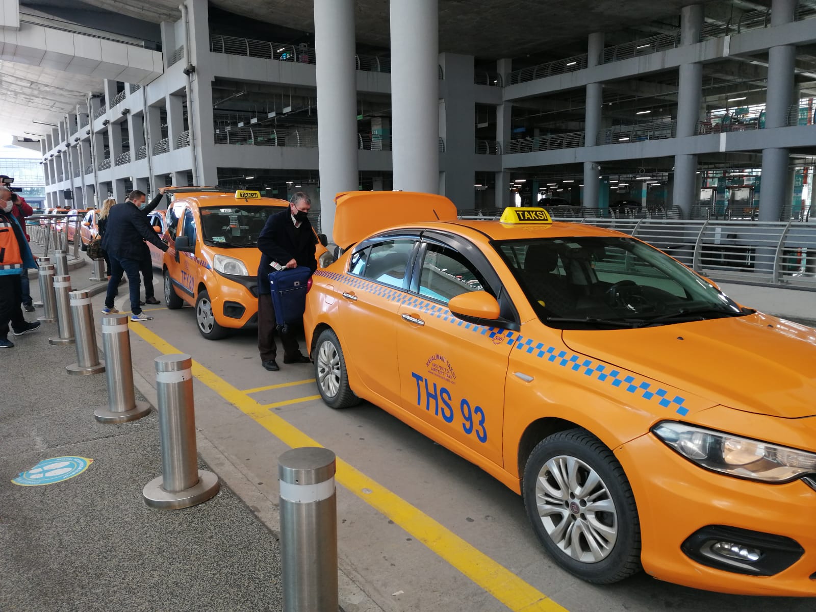 TAKSİDE BULDUĞU 2,8 MİLYONU SAHİBİNE TESLİM ETTİ