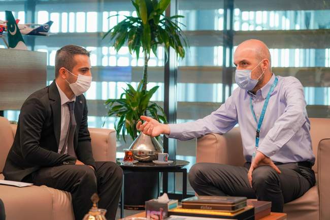 İGA CEO’SU KADRİ SAMSUNLU ÖRNEK TAKSİCİYİ AĞIRLADI