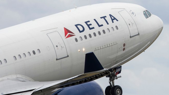 İKİ YOLCU UÇAĞIN KAPISINI  AÇTI!