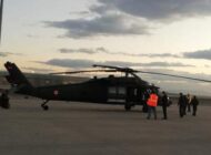 ASKERİ HELİKOPTERİN KUYRUĞU AYDINLATMA DİREĞİNE ÇARPTI