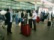 İNGİLTERE’DE YOLCULAR HAVALİMANINA AKIN ETTİ!