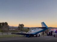 OTOYOLA İNEN UÇAK OTOMOBİLE ÇARPTI!