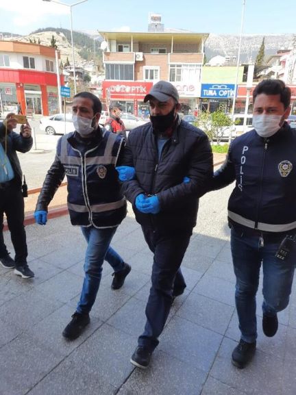 ÇALDIĞI EŞYALARI KARGOLAYIP UÇAKLA TESLİM ALIYORDU