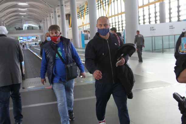 UÇAKTA MASKE TAKMAYAN RUS SPORCUYA CEZA!