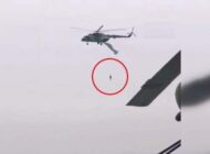 PARAŞÜTÇÜ ASKERİ HELİKOPTERE TAKILDI KALDI  (videolu)