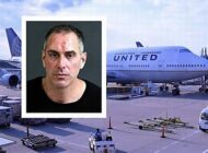 YANINDAKİ YOLCUNUN KULAĞINI ISIRDI, UÇAK ACİŞ İNİŞ YAPTI