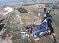 PAMUKKALE SEMALARINDA MORTORSİKLETİYLE UÇTU!