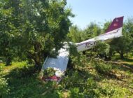 EĞİTİM UÇAĞI ARMUT BAHÇESİNE ZORUNLU İNİŞ YAPTI!