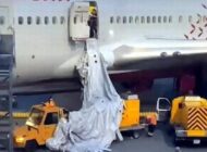 UÇAKTA NEFES ALAMAYAN YOLCULAR ACİL ÇIKIŞ KAPISINI AÇTI