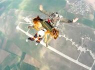 SAVAŞÇI KÖPEKLER 4 BİN METREDEN PARAŞÜTLE İNDİ!