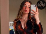 GENÇ KIZ KIYAFETİ YÜZÜNDEN UÇAĞA ALINMADI!