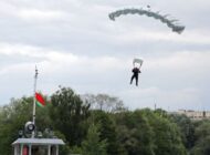 PARAŞÜTÇÜNÜN HALATI KOPTU, ELEKTRİK TELLERİNE DÜŞTÜ!