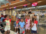 SABİHA GÖKÇEN’DE YOLCULARA BAYRAK DAĞITILDI